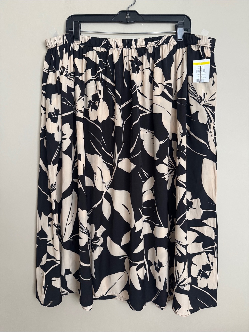NWOT- T Tahari Everyday Pull-On Skirt, black tan floral, size 3X